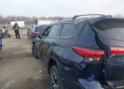 2020 Toyota Highlander Xle z USA, uszkodzony, nr VIN 5TDHZRBH1LS506776